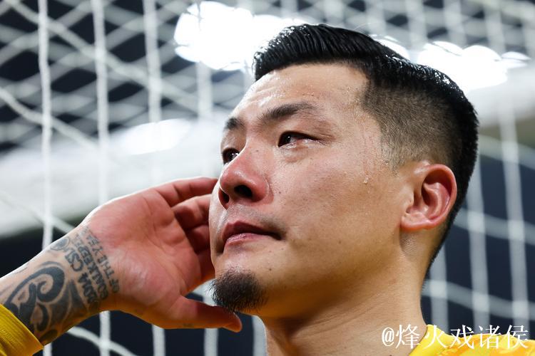 王大雷落泪了!国足0-1出局,19岁小将成遮羞布 王大雷落泪了!国足0-1出局,19岁小将成遮羞布